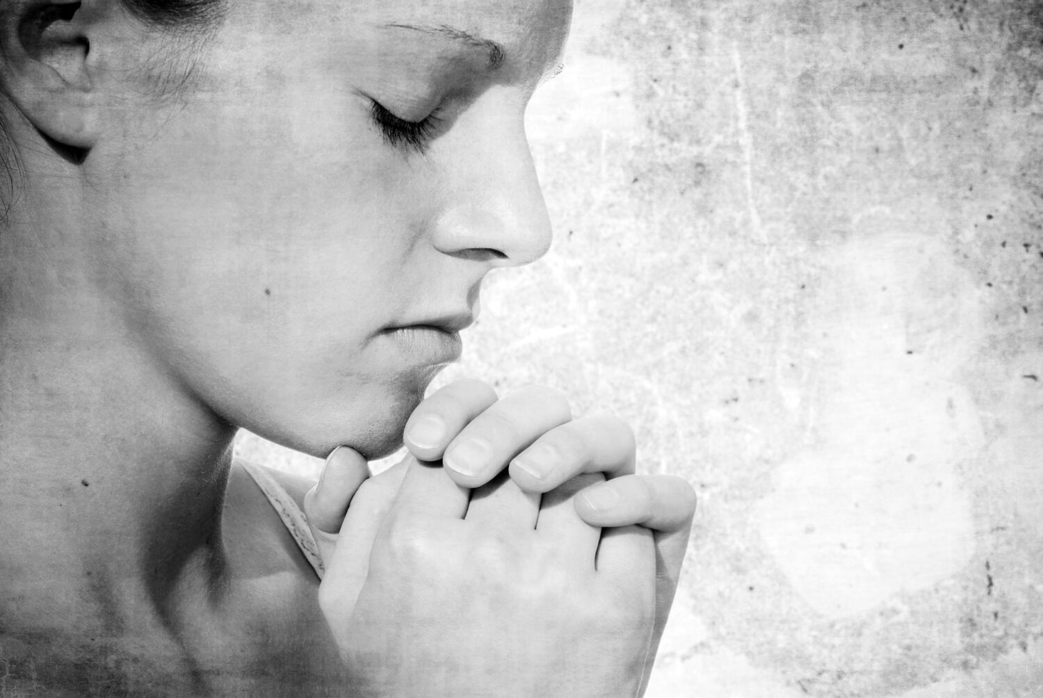 woman-praying-bw